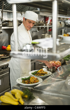 USA, New York State, New York City, Koch, Zubereitung von Speisen in der Küche Stockfoto