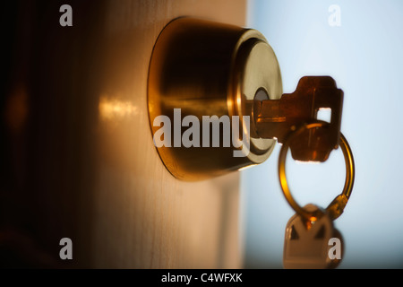 Schlüssel von Haustür hängen Stockfoto