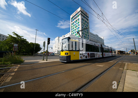 Eine Straßenbahn vorbei an Ost-Berliner Andel's Hotel Stockfoto