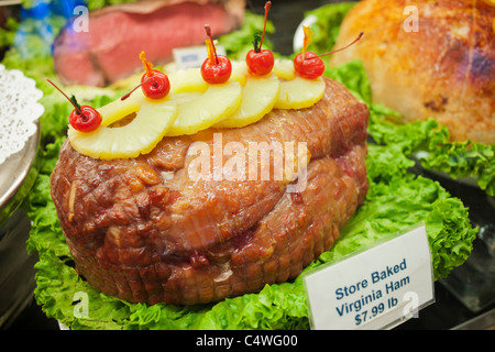 Eine gebackene Virginia Schinken wird auf Mittwoch, 22. Juni 2011 (© Richard B. Levine) in einem Deli-Abteilung eines Supermarktes in New York gesehen. Stockfoto