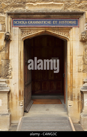 Der Eingang der Schule für Grammatik und Geschichte in der Bodleian Library in Oxford, England. Stockfoto