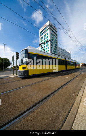 Moderne Straßenbahn vorbei das Andels Hotel in der ehemaligen Ost-Berliner Stockfoto