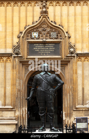 Das Gesicht der Statue der Earl of Pembroke, innerhalb der alten Schulen Viereck in der Bodleian Library in Oxford, England. Stockfoto