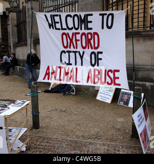 Ein Protest durch eine Tierschutzorganisation im Zentrum von Oxford in England. Stockfoto