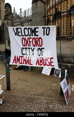 Ein Protest durch eine Tierschutzorganisation im Zentrum von Oxford in England. Stockfoto