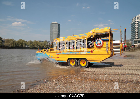 Ein Amphibienfahrzeug WWII DUK-W (oder Ente) umgebaut als Tourist, Reisebus, Eintritt in die Themse, London, UK. Stockfoto