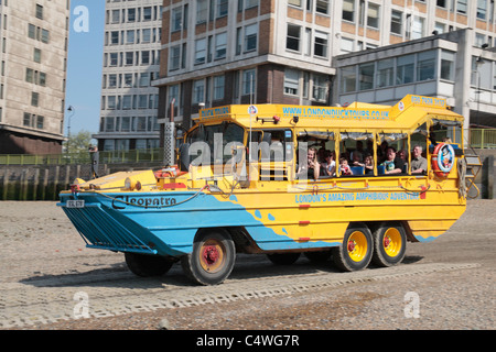 Ein Amphibienfahrzeug WWII DUK-W (oder Ente) umgewandelt in ein Tourist Reisebus in der Themse, London, UK ein. Stockfoto