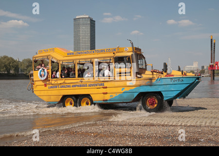 Ein Amphibienfahrzeug WWII DUK-W (oder Ente) umgebaut als Tourist Reisebus beenden der Themse, London, UK. Stockfoto