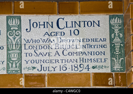 Postman es Park EC1 Keramik Plaketten viktorianischen Denkmal für heroische Opfer selbst der Londoner City of London England Europe Stockfoto