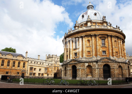 Fahrräder sind auf dem Geländer der Radcliffe Kamera am Radcliffe Square in Oxford, England angekettet. Stockfoto