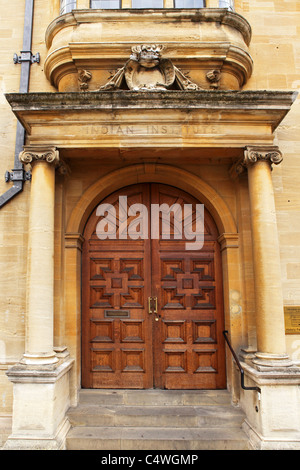 Die Tür von der University of Oxford indischen Institutsgebäude in Oxford, England. Stockfoto