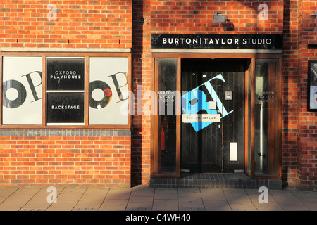 Der Eingang zum Burton Taylor Studio am Oxford Playhouse in Oxford, England. Stockfoto