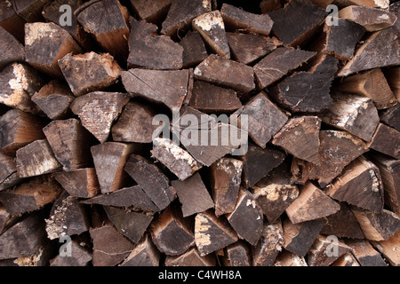 Detail von einem Holzstapel hautnah. Gestapelte Holzscheite bereit zum Brennen. Stockfoto