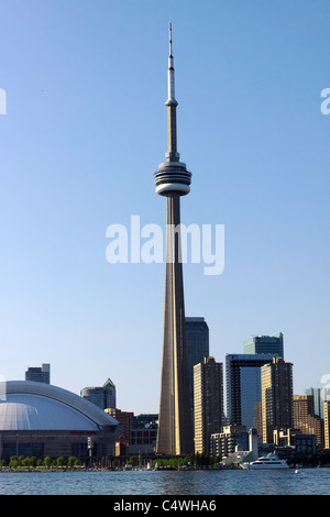 Toronto Harbourfront mit CN Tower und Rogers Centre Stockfoto