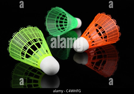 Drei farbige Shuttle Badminton auf einem schwarzen Hintergrund Stockfoto