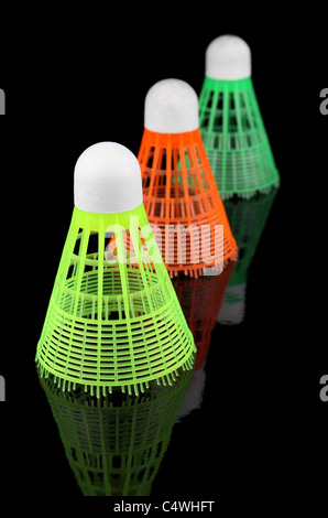 Drei farbige Shuttle Badminton auf einem schwarzen Hintergrund Stockfoto