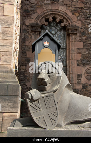 Schottland, Edinburgh. Historischen Edinburgh Castle. Löwe mit Schild Statue vor Scottish National War Museum Wachhaus. Stockfoto