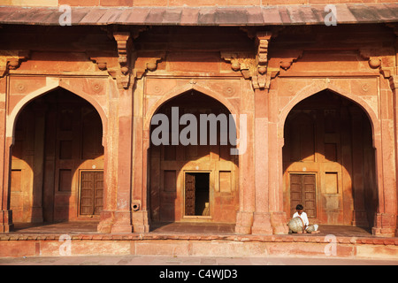 Man spielt Schlagzeug in Jama Masjid, Fatehpur Sikri (UNESCO-Weltkulturerbe), Uttar Pradesh, Indien Stockfoto