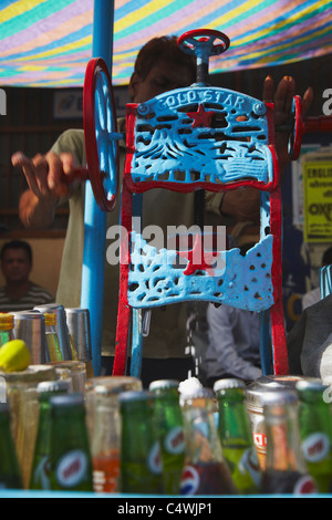 Mann Schleifen Eis in Getränken Stand, Bundi, Rajasthan, Indien Stockfoto