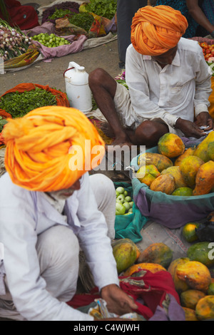 Gemüse-Anbieter am Markt, Bundi, Rajasthan, Indien Stockfoto