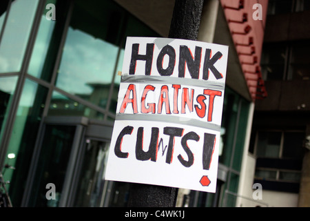 Melden Sie außerhalb der Metropolitan University in Holloway protestieren gegen Kürzungen an pädagogischen Kursen an Stockfoto