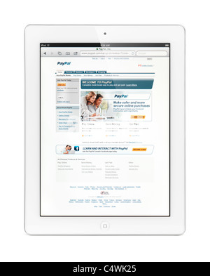 Weiß Apple iPad 2 Tablet-Computer mit PayPal-Website auf dem Display. Isoliert mit Beschneidungspfad auf weißem Hintergrund. Stockfoto