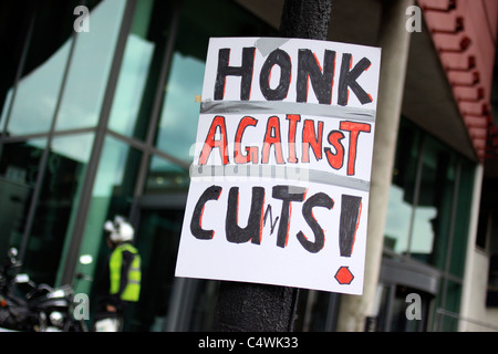 Melden Sie außerhalb der Metropolitan University in Holloway protestieren gegen Kürzungen an pädagogischen Kursen an Stockfoto