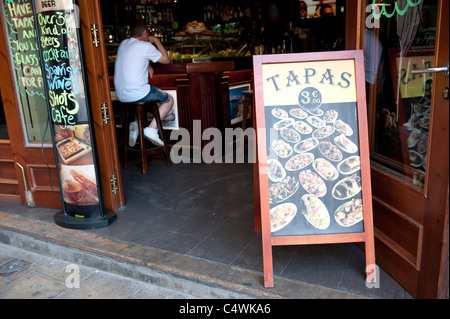 Tapas Menü Board in einem Restaurant im Zentrum von Barcelona, Spanien Stockfoto