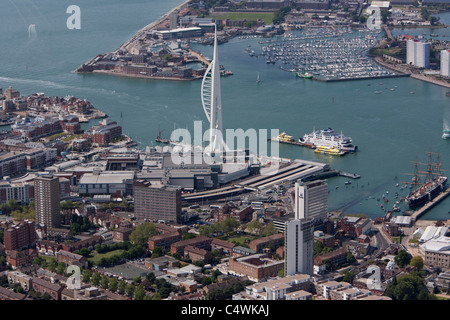 Luftaufnahme des Spinnaker Tower in Portsmouth Harbour. Bild von James Boardman. Stockfoto