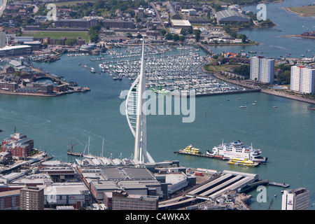 Luftaufnahme des Spinnaker Tower in Portsmouth Harbour. Bild von James Boardman. Stockfoto