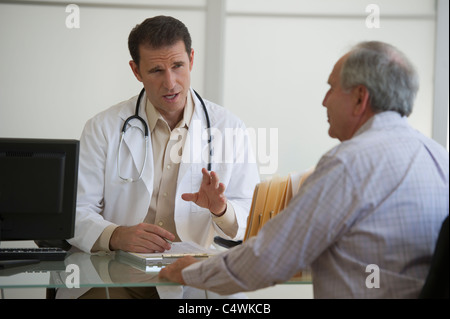 USA, New Jersey, Jersey City, Arzt und Patientin im Büro sitzen Stockfoto