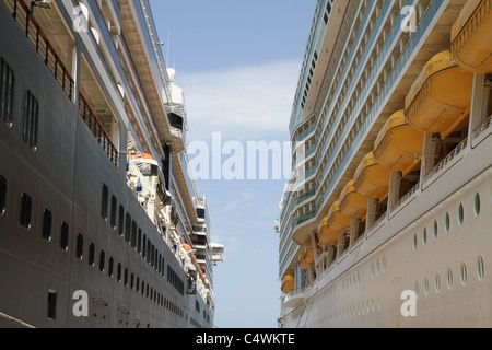 Zwei Kreuzfahrtschiffe nebeneinander aufgereiht und angedockt an den Hafen von Kusadasi in der Türkei. Stockfoto