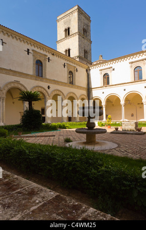 MONTESCAGLIOSO, Stadt auf einem Hügel in der Nähe von Matera, Basilikata, Italien. Die Klöster der Benediktiner Abtei von San Michele Arcangelo. Stockfoto