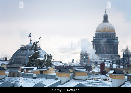 St Isaacs Kathedrale über die Dächer, Pferde und Wagen auf "General Staff Building" Sankt Petersburg Russland Stockfoto