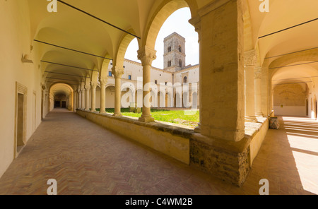 MONTESCAGLIOSO, Stadt auf einem Hügel in der Nähe von Matera, Basilikata, Italien. Die Klöster der Benediktiner Abtei von San Michele Arcangelo. Stockfoto