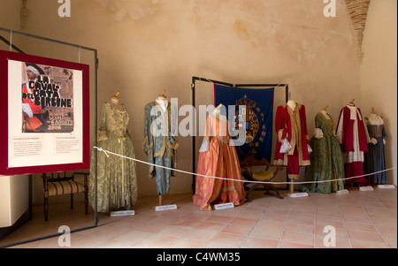 Italien - Montescaglioso, Stadt auf einem Hügel in der Nähe von Matera, Basilikata, Italien. Kostüme für die jährliche Bourbon-Festspiele in der Abtei Museum. Stockfoto