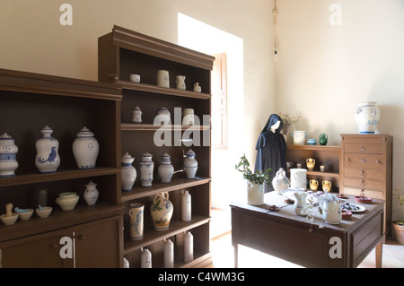 Italien - Montescaglioso, Stadt auf einem Hügel in der Nähe von Matera, Basilikata, Italien. Museumsbereich mit Mönch und Apotheker oder Apotheke. Stockfoto