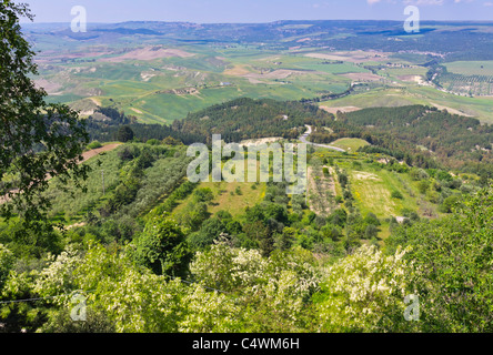 Italien - Montescaglioso, Stadt auf einem Hügel in der Nähe von Matera, Basilikata, Italien. Blick Richtung Matera. Stockfoto