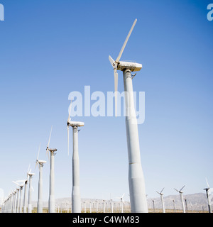 USA, California, Palm Springs, Coachella Valley, San Gorgonio Pass, Windenergieanlagen gegen blauen Himmel Stockfoto