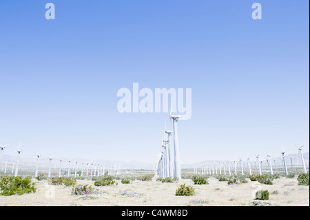 USA, California, Palm Springs, Coachella Valley, San Gorgonio Pass, Windenergieanlagen gegen blauen Himmel Stockfoto