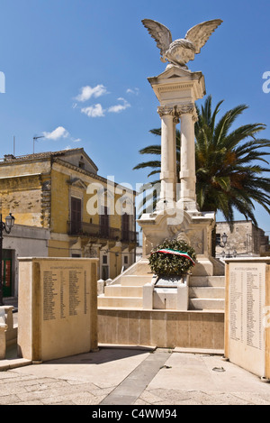 Italien - Montescaglioso, Stadt auf einem Hügel in der Nähe von Matera, Basilikata, Italien. Kriegerdenkmal zum 1. und 2. Weltkrieg, Kenotaph. Stockfoto