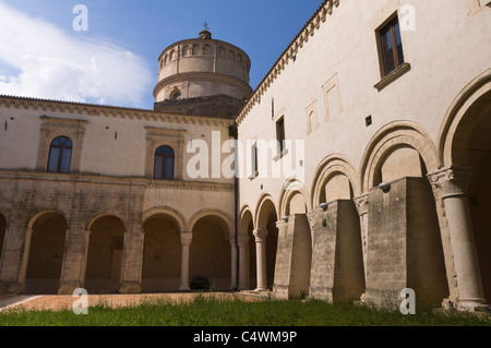 MONTESCAGLIOSO, Stadt auf einem Hügel in der Nähe von Matera, Basilikata, Italien. Die Klöster der Benediktiner Abtei von San Michele Arcangelo. Stockfoto