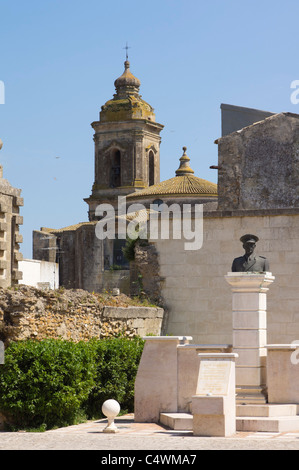 Italien - Montescaglioso, Stadt auf einem Hügel in der Nähe von Matera, Basilikata, Italien. Salvo d ' Aquisto militärische Denkmal. Stockfoto