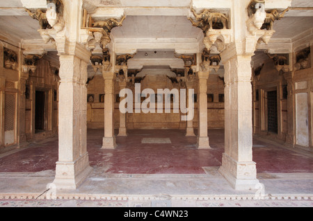 Geschnitzten Säulen in Chhatra Mahal Palace Bundi, Bundi, Rajasthan, Indien Stockfoto