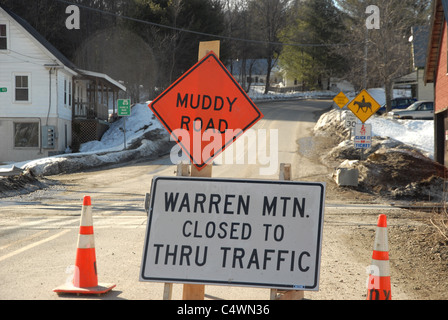 Eine geschlossene schlammige Straße erwartet Autofahrer in Vermont Schlamm Saison in Vermont. Stockfoto