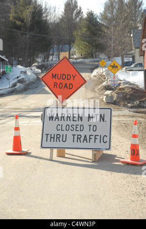 Eine geschlossene schlammige Straße erwartet Autofahrer in Vermont Schlamm Saison in Vermont. Stockfoto