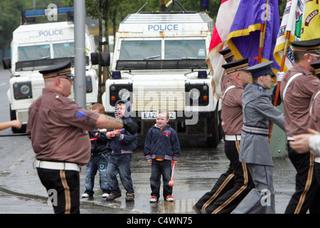 NÖRDLICHEN RLAND, BELFAST: Kinder beobachten eine Pro britischen Loyalisten Band Parade auf der Newtownards Straße in East Belfast. Stockfoto