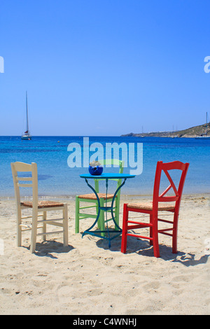 Stühle und Tisch auf Ornos Beach Insel Mykonos Kykladen Ägäis Griechenland EU Europäische Union Europa Stockfoto