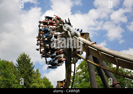 "Nemesis" Achterbahnfahrt im Freizeitpark Alton Towers, Alton, Staffordshire, England, Vereinigtes Königreich Stockfoto