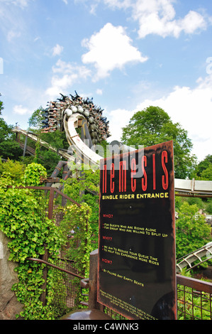 "Nemesis" Achterbahnfahrt im Freizeitpark Alton Towers, Alton, Staffordshire, England, Vereinigtes Königreich Stockfoto
